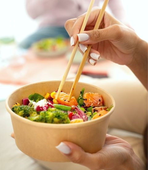 Bio-kraft-bowl-with-food-and-hands