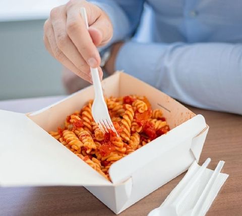 Disposable-white-plastic-cutlery-and-pasta