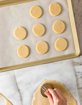 Baking-paper-baking-tray-cookie-dough